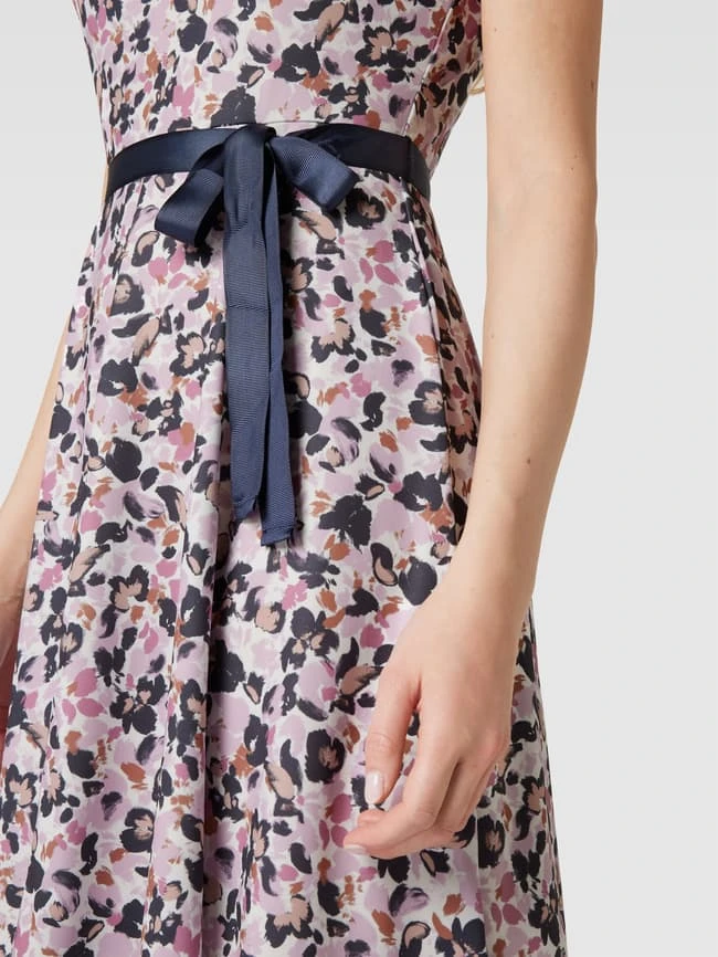 Knielanges Kleid Mit Allover-Muster In Ecru 5 Knielanges Kleid Mit Allover-Muster In Ecru – Bild 3