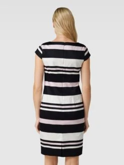 Knielanges Kleid Mit Streifenmuster In Marineblau 11 Knielanges Kleid Mit Streifenmuster In Marineblau -ModeHaus Verkaufs-Shop 6134ik1k915j8i1n8cpksham8h3l4jq768pl8h2190rk8ji76l43ih1hap134khjal6kgj9pacolajho8go6cpj164r34oho69j3id9kchi36e9hc9i6aopl70r62p9i65i3ico