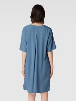 Knielanges Kleid Mit V-Ausschnitt In Metallic Türkis -ModeHaus Verkaufs-Shop 6153ch299p35ck9j61248l9l9h94chhlal3kcji994r4ikho8984kgab7594kh9oa4pjid1l9cs5akhla0o3ic9j6comap9m6orj0e1k6kojgohj6gpmcp1kc9gmcphk64r34oo