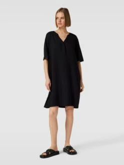 Knielanges Kleid Mit V-Ausschnitt In Schwarz