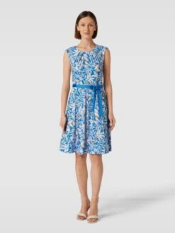 Knielanges Kleid Mit Taillengürtel In Blau