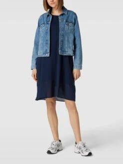 Knielanges Kleid Mit Seitlichen Eingrifftaschen In Royalblau