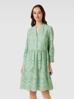 Knielanges Kleid Mit Lochmuster In Hellgrün 10 Knielanges Kleid Mit Lochmuster In Hellgrün -ModeHaus Verkaufs-Shop 6gol8gim759j0iq5al74il228colagaj9cq58j2m8d332g9mah84mh278gskkd9o89a54i9ia5738gif6l3j2ohhcgo34o9i6di6aohk60o66eb6chgjcob361ijge1hckr3ie8
