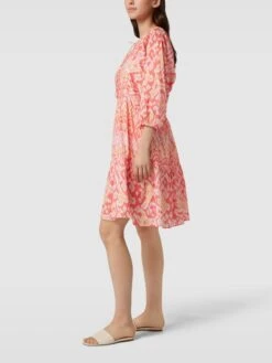 Oui Knielanges Kleid Mit Allover-Muster In Pink -ModeHaus Verkaufs-Shop 6h2l4h9pap4jciq68t0k6l27akpj2lam8sq3ecpl9dalalae98q3eh9l6p3j0lac6p9l0hif65830iq2753m4p1o71ijcp9kc8sjic1kc9j36e1o60o3ccpk71hj2p1j61hmac0