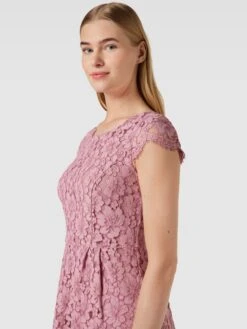 Knielanges Kleid Mit Floralen Stickereien In Rosé -ModeHaus Verkaufs-Shop 6la4qda79op42c279krjcipg9p54mjphad94mdq3657kcg9g8la4ckqha914qlhl6gsj4iqkah3l4ci68co32d1mccr3ichk6opj4p9k6tj34e9ic5ijed1nc8sm2phn61h6cpg