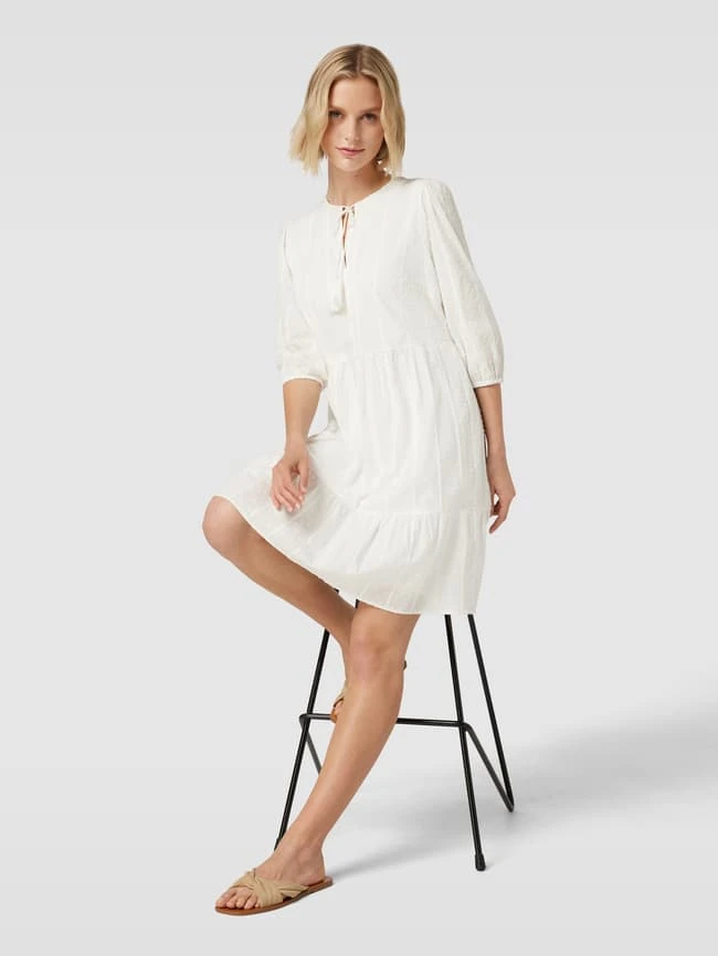 Knielanges Kleid Mit Strukturmuster In Offwhite 3 Knielanges Kleid Mit Strukturmuster In Offwhite