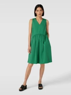 Knielanges Kleid Mit V-Ausschnitt In Grün