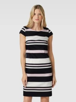 Knielanges Kleid Mit Streifenmuster In Marineblau 10 Knielanges Kleid Mit Streifenmuster In Marineblau -ModeHaus Verkaufs-Shop 6pb4okac8goj0gqhah14ac1i8l138e1m8p438lig6oo4gkiiap34aiql6daj8jhiaksjai1h9opjik1l6so36c9pc5i3ccj160q36opk6cs32eb369gj4d9i60r6ao9m71i3cdg