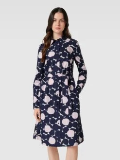 Knielanges Kleid Mit Allover-Muster In Dunkelblau -ModeHaus Verkaufs-Shop 6t2j2l1lakskika78l6j2gih60r32e24a0p48lagah542lic8p0jadq788p4ajpl8h1jadq46153ciq66go3io9i64r3gd1hc8oj4o9kccr30e1j6tim4c9m6dh68dpi75j3gcg