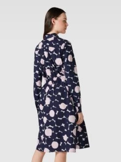 Knielanges Kleid Mit Allover-Muster In Dunkelblau -ModeHaus Verkaufs-Shop 6t35acqc896l4hig85446hpp8p13agi69ss3gj236kslceak6spjedq1ap84icid895l8j9j753k4l26al3jad31coq6adr668q30d9kclgj4e1m6srm4db268p3gc9oc4sj4c0