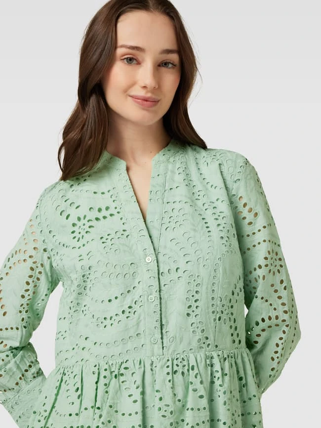 Knielanges Kleid Mit Lochmuster In Hellgrün 5 Knielanges Kleid Mit Lochmuster In Hellgrün – Bild 3