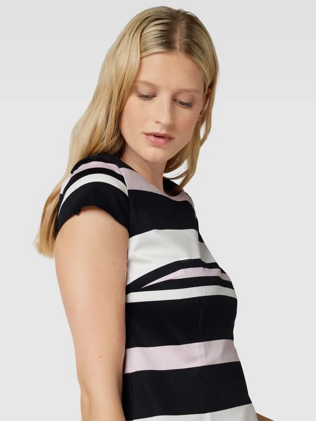 Knielanges Kleid Mit Streifenmuster In Marineblau 5 Knielanges Kleid Mit Streifenmuster In Marineblau – Bild 3