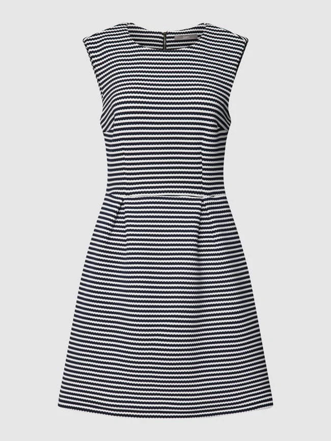 Kleid Mit Streifenmuster In Marineblau 4 Kleid Mit Streifenmuster In Marineblau – Bild 2