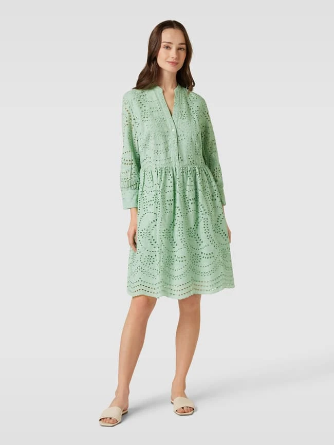 Knielanges Kleid Mit Lochmuster In Hellgrün 3 Knielanges Kleid Mit Lochmuster In Hellgrün