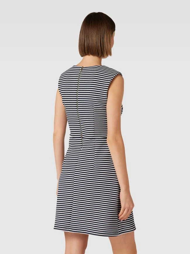 Kleid Mit Streifenmuster In Marineblau 7 Kleid Mit Streifenmuster In Marineblau – Bild 5