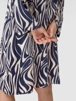 MORE&MORE Knielanges Kleid Mit Grafischem Allover-Muster In Marineblau 9 MORE&MORE Knielanges Kleid Mit Grafischem Allover-Muster In Marineblau -ModeHaus Verkaufs-Shop 8t7jica79p0jcja48db38i9j8p7kgc9i615jciqc8ook4kqg6oo30gqh60q58g9p98olaiima8p5ccq788o66ob260p3gor375i62p9kcco3eeb16gsmacj26sojgd9gcgqjcdg