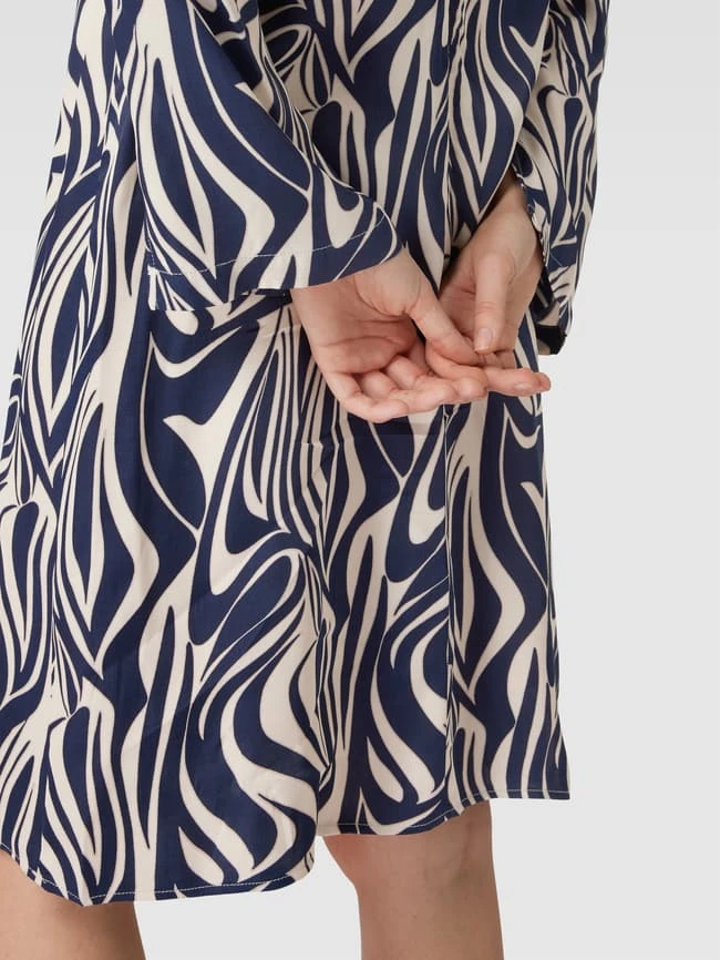 MORE&MORE Knielanges Kleid Mit Grafischem Allover-Muster In Marineblau 5 MORE&MORE Knielanges Kleid Mit Grafischem Allover-Muster In Marineblau – Bild 3