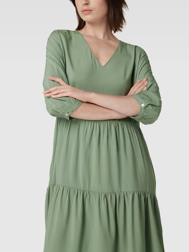 Knielanges Kleid Aus Viskose Im Stufen-Look In Grasgrün 5 Knielanges Kleid Aus Viskose Im Stufen-Look In Grasgrün – Bild 3