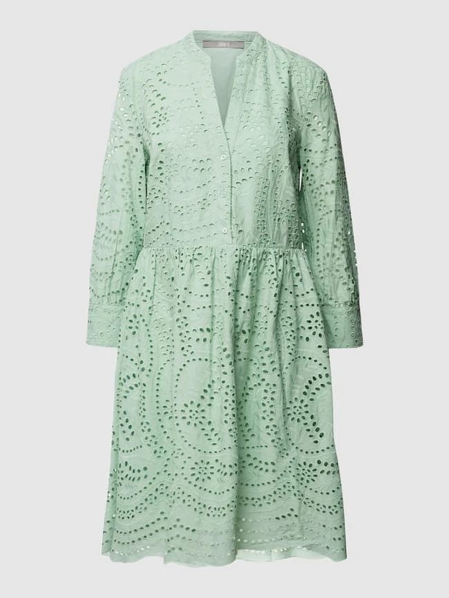 Knielanges Kleid Mit Lochmuster In Hellgrün 4 Knielanges Kleid Mit Lochmuster In Hellgrün – Bild 2
