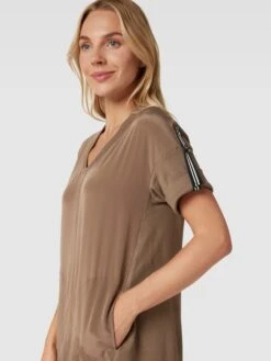 MARC CAIN Knielanges Kleid Mit Zierbesatz In Olivgrün -ModeHaus Verkaufs-Shop 94olchi29gskej1o95b46ca76go46ea8aop50ea96954ghi38l15aga26kokijag8d2k2la5a514kk1l94o3cd1m61j38cb66di3ge9k69j30e3175hm2cj5cli3epb5c9h32p0