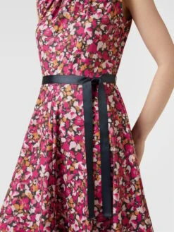 Knielanges Kleid Mit Allover-Muster In Marineblau 9 Knielanges Kleid Mit Allover-Muster In Marineblau -ModeHaus Verkaufs-Shop 950j4k1l854j0ha3997l0jif919j6c2facolchpl6h6jahq7719kce2k9t14al288cs38cq2al358ji164o64dj16kp32phh6tij6phkc8p68ohg6sp32phpc8o66d9jchgj6o8