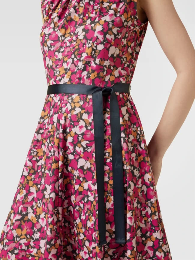 Knielanges Kleid Mit Allover-Muster In Marineblau 5 Knielanges Kleid Mit Allover-Muster In Marineblau – Bild 3