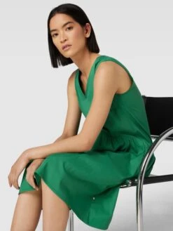 Knielanges Kleid Mit V-Ausschnitt In Grün -ModeHaus Verkaufs-Shop 95232eag9h73ek1h6d94klhl8pa3id2c6t8kil1o6ksl6ii2aoqj8cah94o52cq8a96j2lik694jghpj853j0d1pcgr3ae9n74o38d1k6di3ieb46di64ohk68sj6dj1c8qmac8