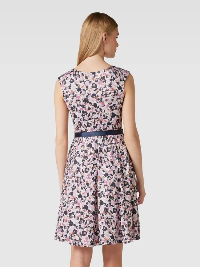 Knielanges Kleid Mit Allover-Muster In Ecru 7 Knielanges Kleid Mit Allover-Muster In Ecru – Bild 5