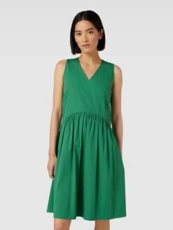 Knielanges Kleid Mit V-Ausschnitt In Grün -ModeHaus Verkaufs-Shop 9d44iii269642ca48h8k8d2fap7k2choal0koj1j710l2c9p8l44ekig71b34cq6aksk2jqk9l8kgla68go6ao9h6goj2e1pc8s38e9k65hmce35clgm4chhcgs3ad9gc4pmcco