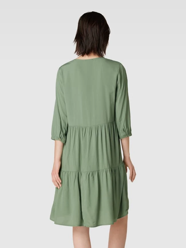 Knielanges Kleid Aus Viskose Im Stufen-Look In Grasgrün 7 Knielanges Kleid Aus Viskose Im Stufen-Look In Grasgrün – Bild 5