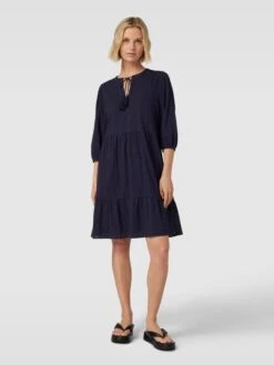 Knielanges Kleid Mit Strukturmuster In Marineblau