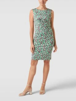 Knielanges Kleid Mit Raffungen In Grün