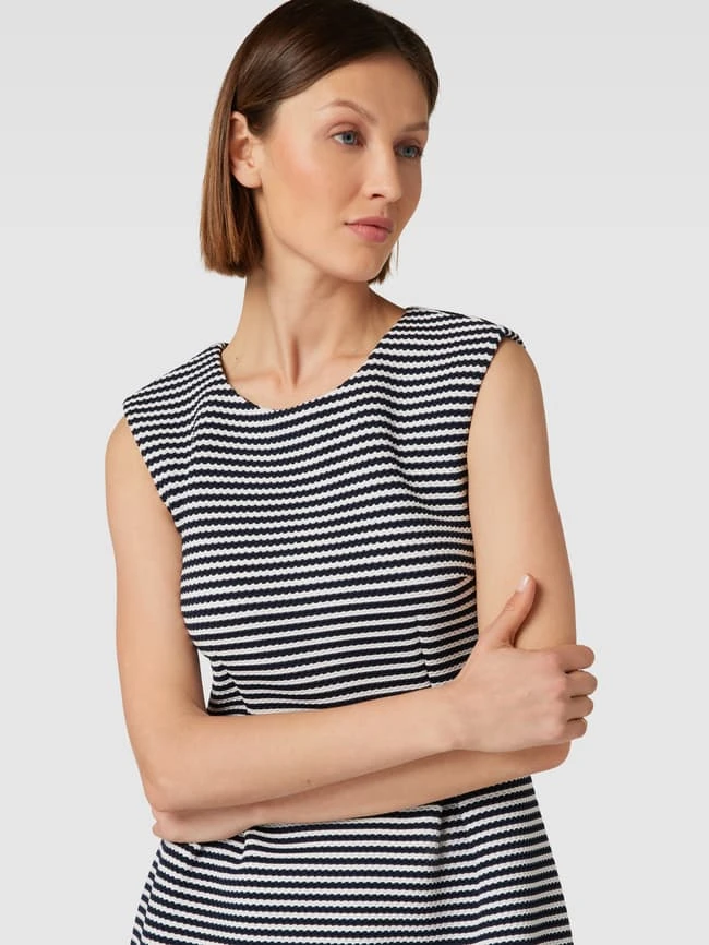 Kleid Mit Streifenmuster In Marineblau 5 Kleid Mit Streifenmuster In Marineblau – Bild 3