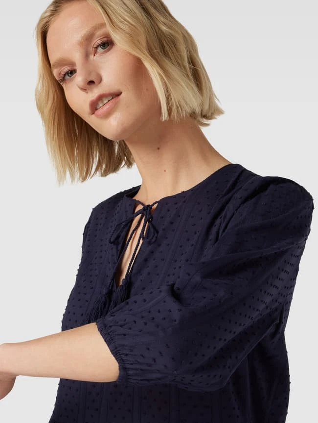 Knielanges Kleid Mit Strukturmuster In Marineblau 5 Knielanges Kleid Mit Strukturmuster In Marineblau – Bild 3