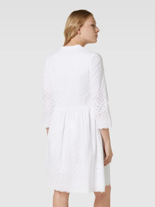Knielanges Kleid Aus Baumwolle Mit Lochstickerei In Weiß 7 Knielanges Kleid Aus Baumwolle Mit Lochstickerei In Weiß – Bild 5