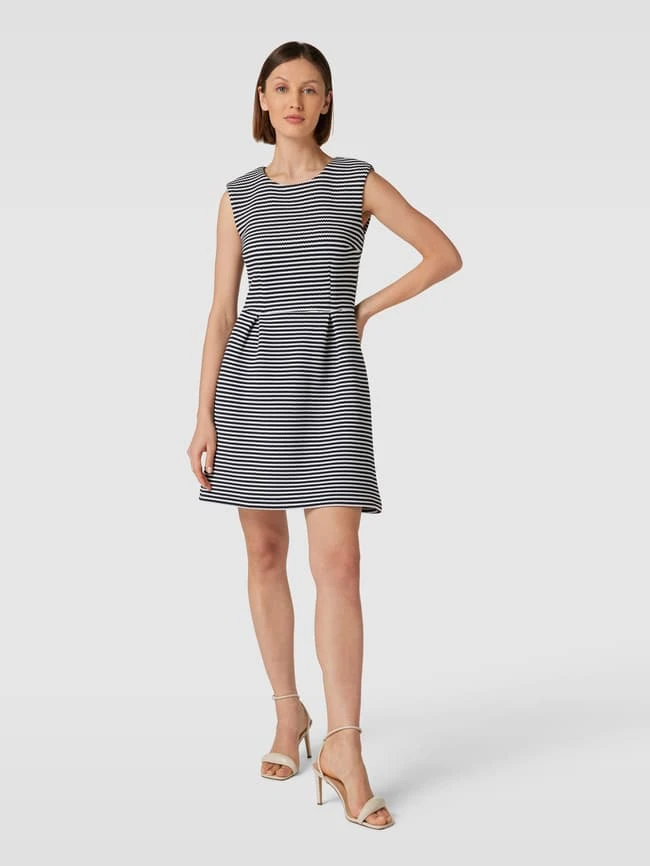 Kleid Mit Streifenmuster In Marineblau 3 Kleid Mit Streifenmuster In Marineblau