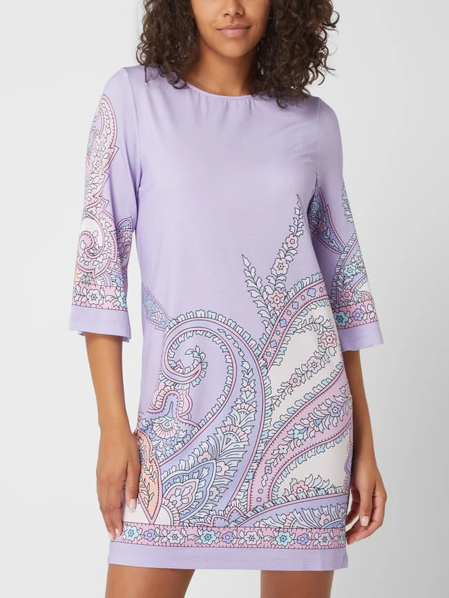 Kleid Mit Paisley-Musterin Flieder 6 Kleid Mit Paisley-Musterin Flieder – Bild 4