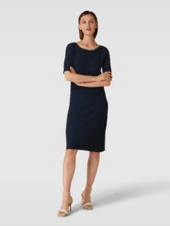 Betty Barclay Knielanges Kleid Mit Strukturmuster In Marineblau -ModeHaus Verkaufs-Shop a8r56laf8l83ak1m9db4uh2j9914ie2l9ss4klak65834gil9t24gghh8h5kmiqk99930d1ga164ghig8oo36opk65ijce356krm8ohk65im4ob360omcdr56hi36cr4chj62p0