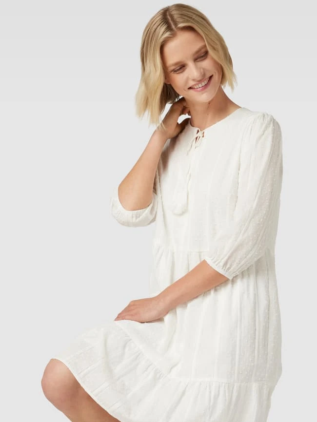 Knielanges Kleid Mit Strukturmuster In Offwhite 5 Knielanges Kleid Mit Strukturmuster In Offwhite – Bild 3