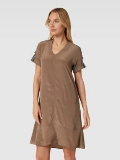 MARC CAIN Knielanges Kleid Mit Zierbesatz In Olivgrün -ModeHaus Verkaufs-Shop agr5cgik8h14ec2aa4olcl9o6l9kqki770o4ohiiaos5aea5913jica58h548e2m9t0kmh1o8gr46j22713j6p36cco34ob5clijgc9kcor3ge34ckojeohh69j68p3371j36co