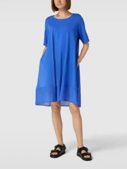 Knielanges Kleid Mit Seitlichen Eingrifftaschen In Marineblau