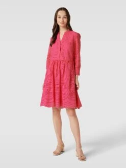 Knielanges Kleid Mit Lochmuster In Fuchsia