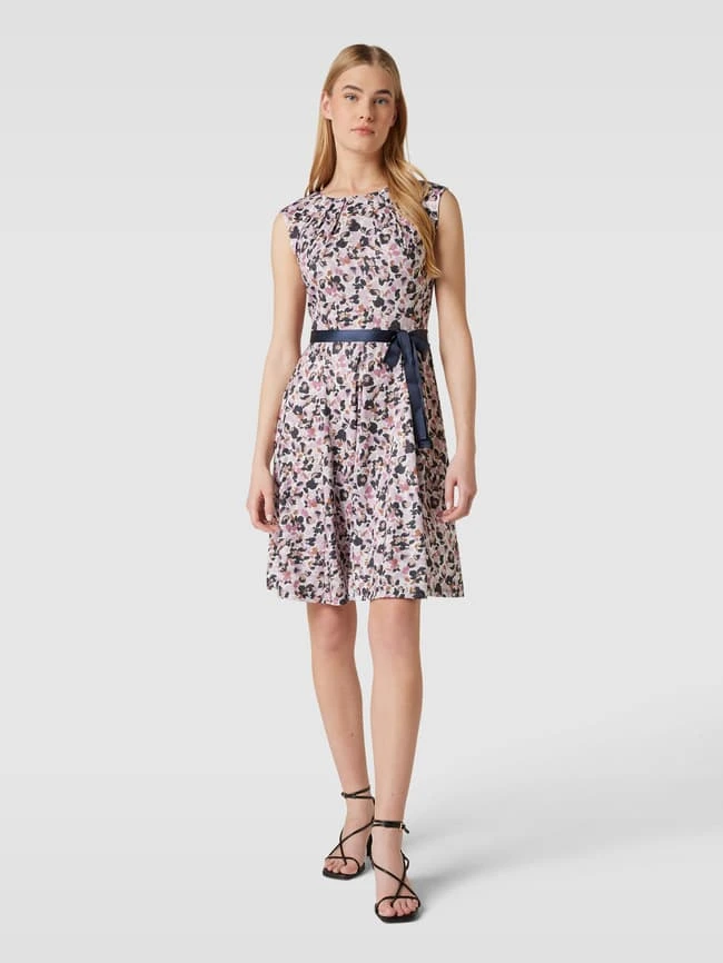 Knielanges Kleid Mit Allover-Muster In Ecru 3 Knielanges Kleid Mit Allover-Muster In Ecru