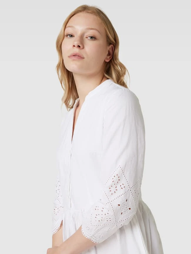 Knielanges Kleid Aus Baumwolle Mit Lochstickerei In Weiß 5 Knielanges Kleid Aus Baumwolle Mit Lochstickerei In Weiß – Bild 3